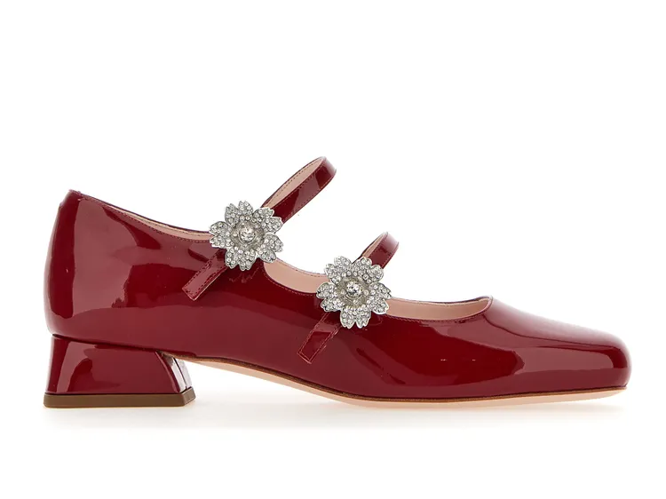 寶石紅櫻花鑽扣瑪莉珍鞋，5萬1000元。品牌提供