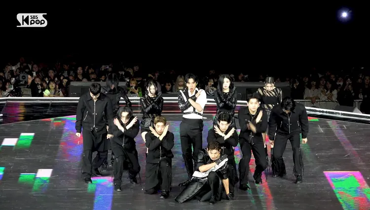 昌珉（前）自爆《SBS歌謠大戰》表演新歌《Rebel》時滑倒，癱坐在地還比出舞蹈手勢，直呼「太羞恥了」。翻攝SBS