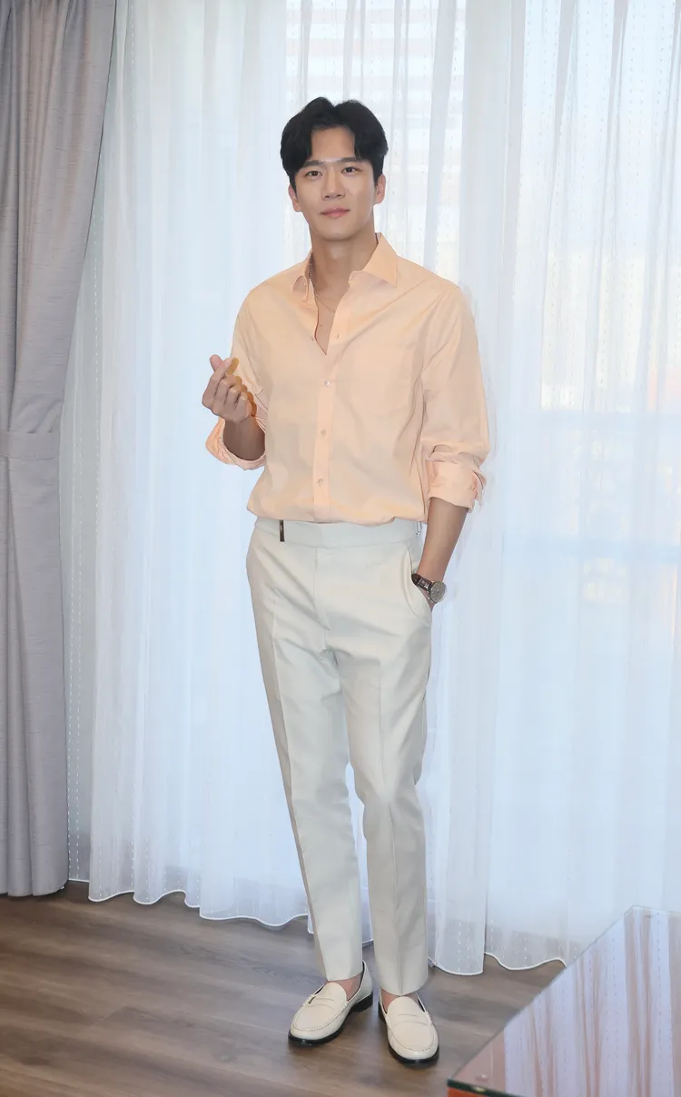 河錫辰比出手指愛心。彭欣偉攝