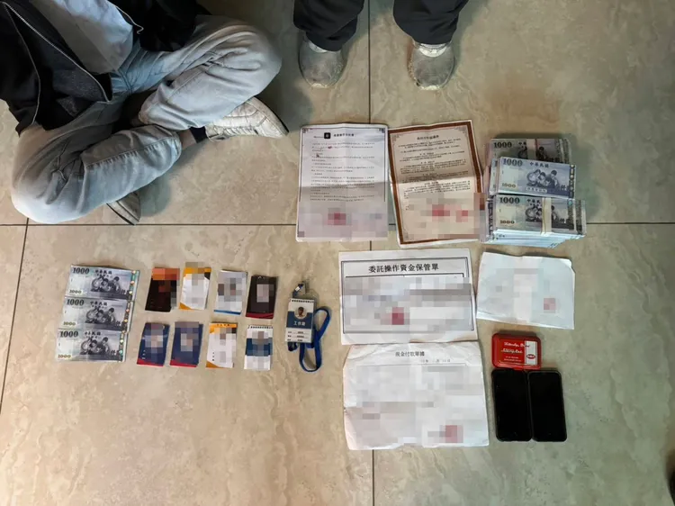 警方逮捕車手，查扣證件等物。桃園警分局提供