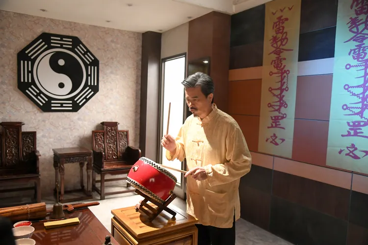 李興文一邊拍一邊唸大悲咒。三立提供