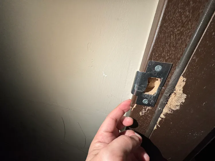 房門毀損。王先生提供