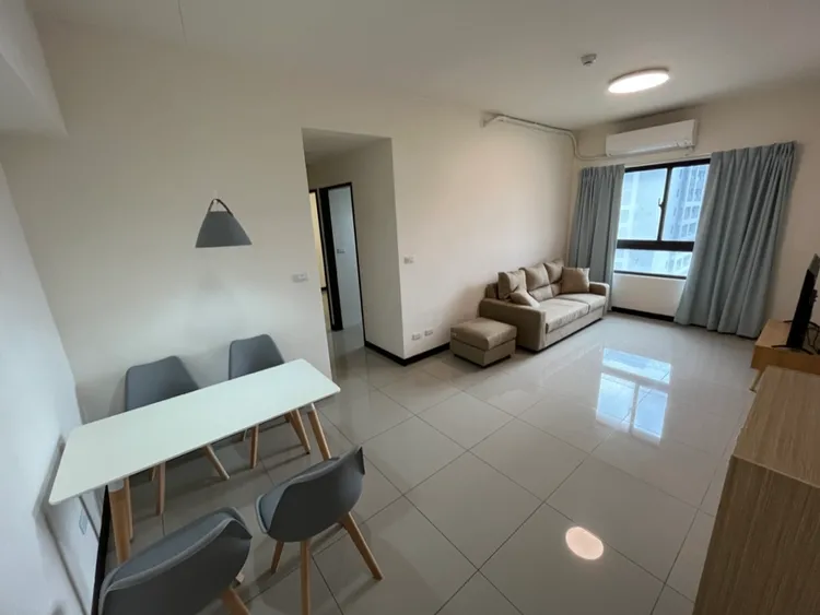 房東王先生提供出租前的客廳照片，包括冷氣、電視櫃、電視、鞋櫃都有。王先生提供