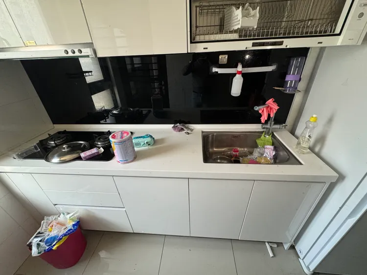 廚房凌亂不堪。王先生提供