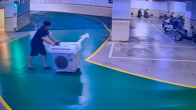 蔡姓夫妻將冷氣等家具賣給二手家具公司，公司直接派人來拆走。王男提供