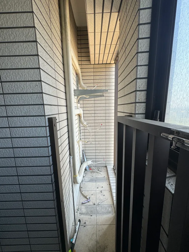空調室外機也被拆走。王先生提供