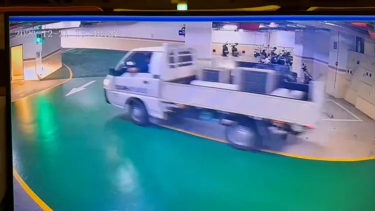 二手家具公司小貨車載著滿車的空調、電視離開。王男提供