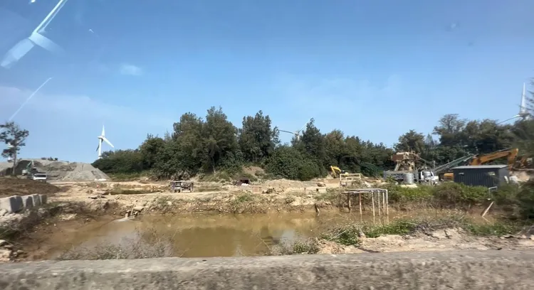 砂石車在疏浚工地繞場。翻攝畫面