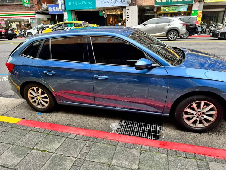 民眾投訴，今早9時20分直擊許淑華座車違停，而許本人就在車內。讀者提供