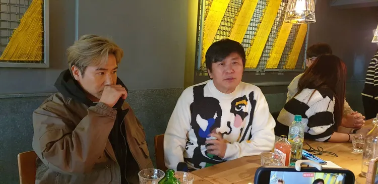 胡瓜（右）和徒弟歐漢聲今午出席餐敘。張瑞振攝