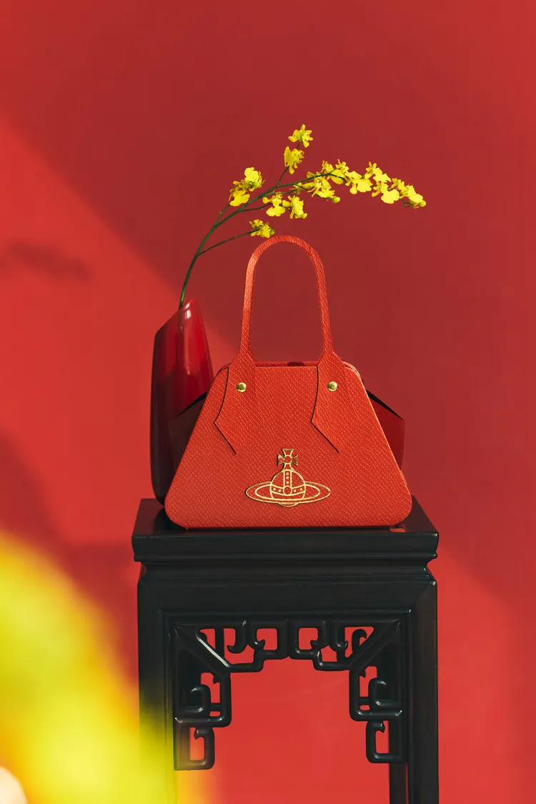 新年禮盒以1比1的Yasmine包款廓形打造。品牌提供