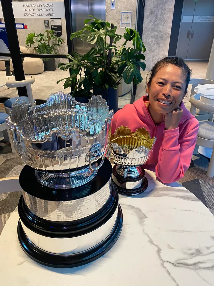 謝淑薇同框雙獎盃。翻攝臉書「Su-Wei Hsieh 夢遊寫真人謝淑薇」