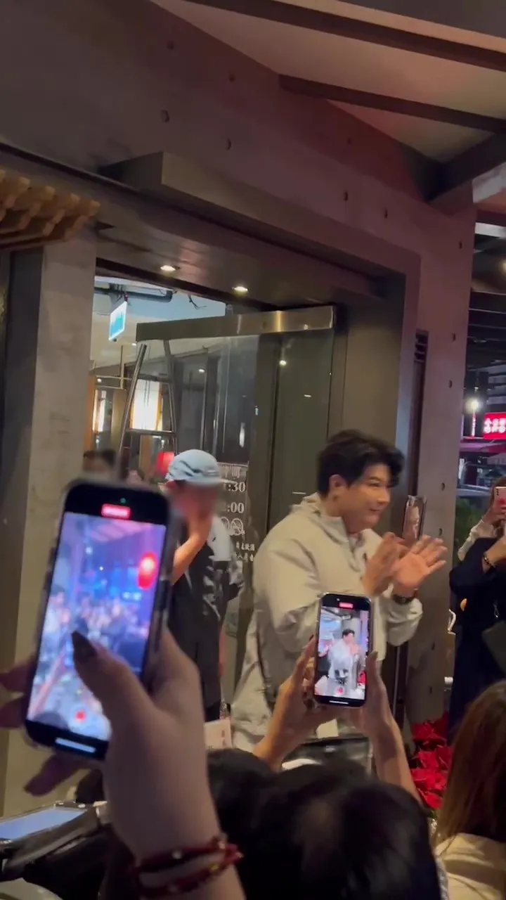 神童慶功結束走出鼎王。翻攝YouTube