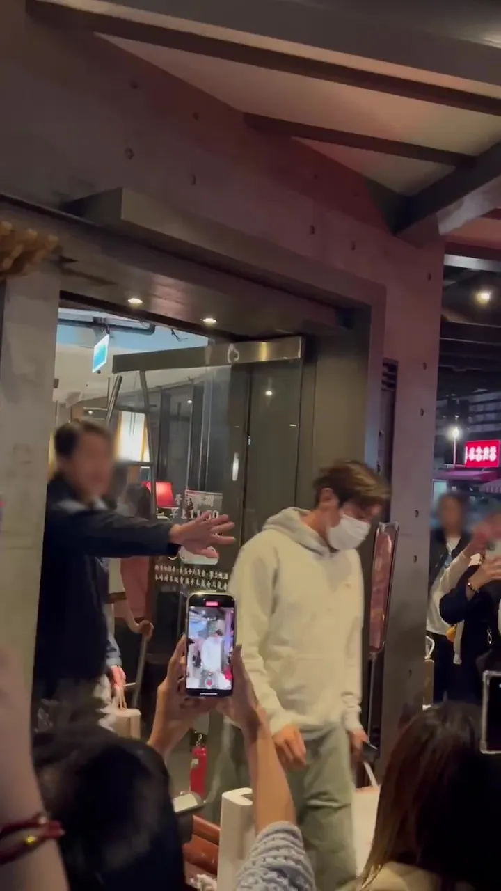 始源抵達高雄2天都去吃鼎王。讀者提供