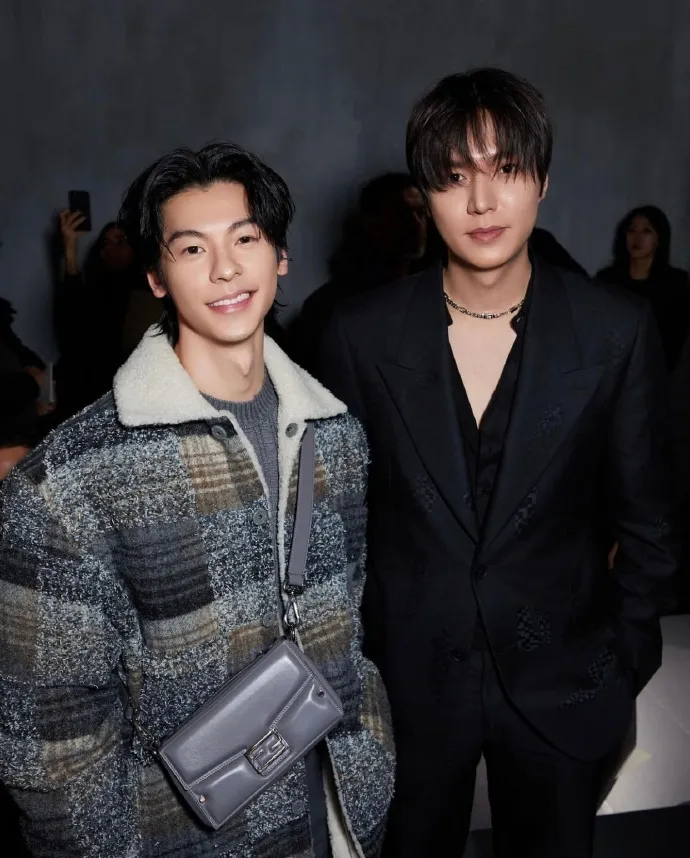 許光漢（左）與李敏鎬在秀場合影。翻攝微博