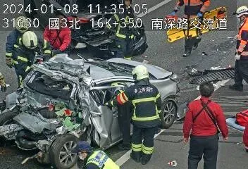 小轎車被夾爛。翻攝臉書「警廣即時報 路況報導 事故追蹤」