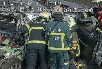 小轎車被夾爛。翻攝臉書「警廣即時報 路況報導 事故追蹤」