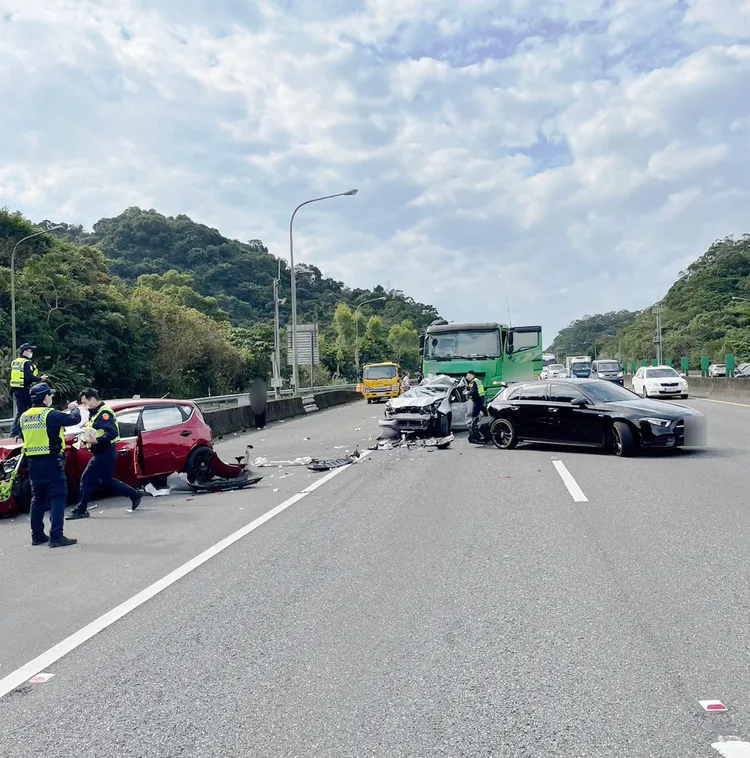 小轎車被夾爛。翻攝臉書「國道公路警察局」
