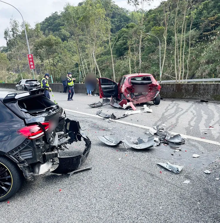 小轎車被夾爛。翻攝臉書「國道公路警察局」