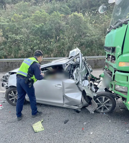 國3車禍4車追撞!小轎車被夾爛 8人受傷緊急送醫