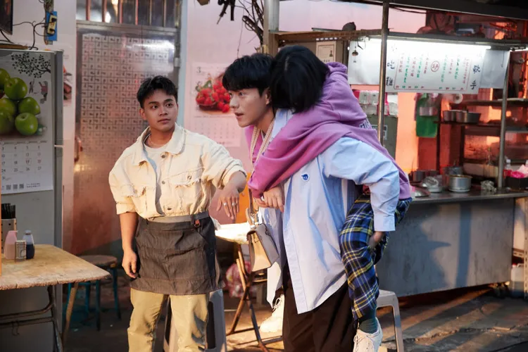 李程彬與陸夏拍攝MV，邱軍則扮演麵攤老闆。索尼提供