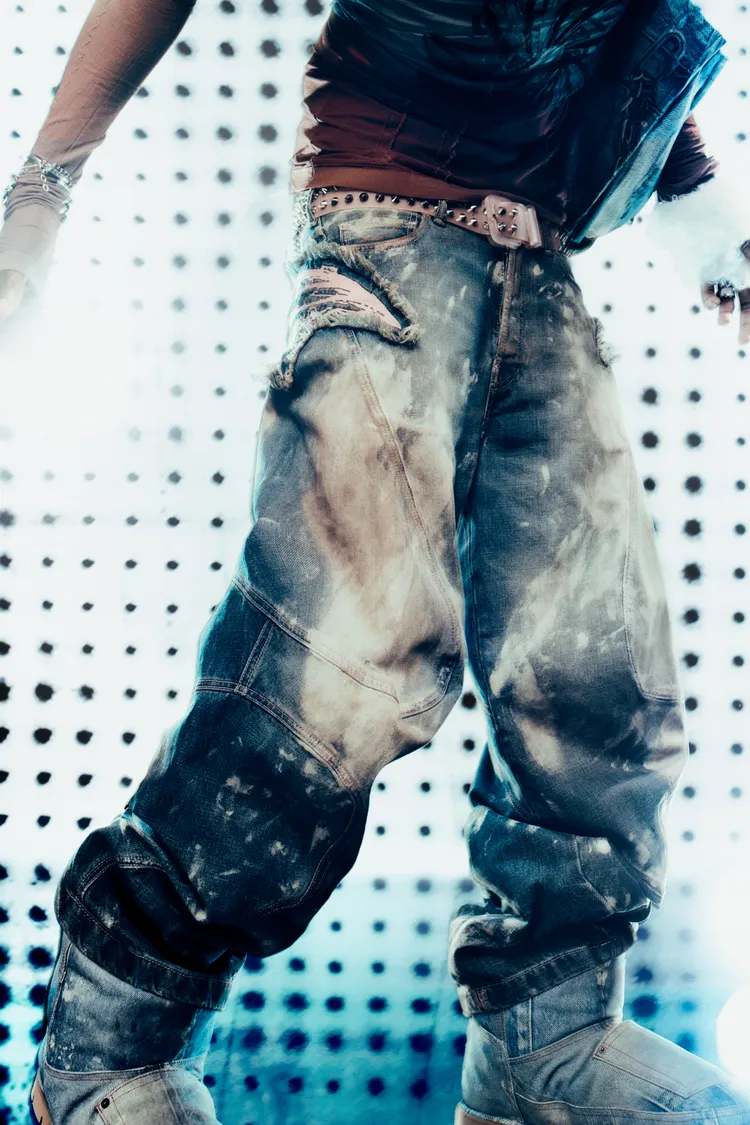 丹寧採用黃色沙漠水洗和油漆痕跡打造仿舊的油汙效果。品牌提供