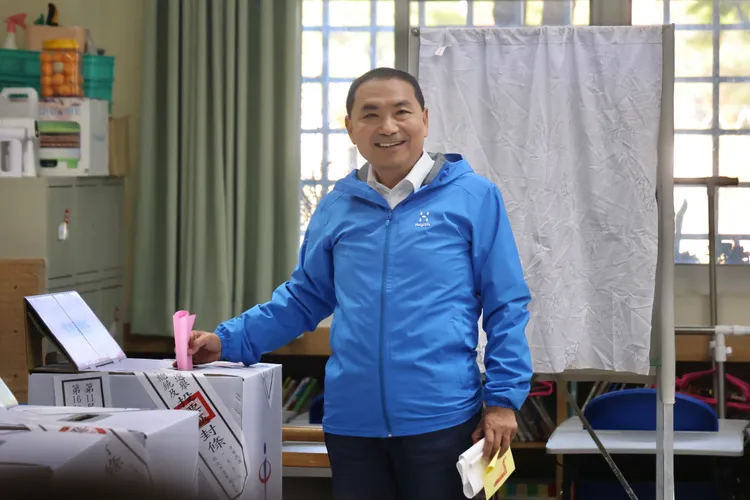 侯友宜上午於板橋國小完成投票，秀手上被多位支持者抓的傷痕，笑說這是自己的幸運符號。林林攝