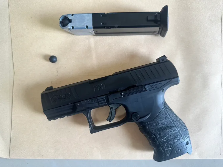 警方起獲涉案鎮暴槍。讀者提供
