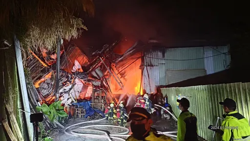 基隆深夜驚傳爆炸聲!工廠慘遭烈火吞噬 一度「閃燃」逼退消防員