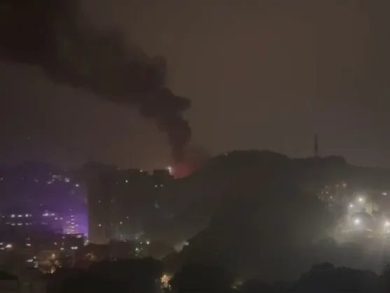 現場不斷飄出大量黑濃煙。翻攝照片