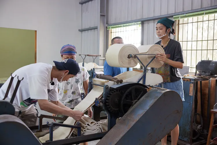 李霈瑜（大霈）、江宏傑一起製作麵條。客家電視提供