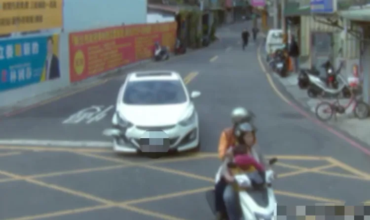 監控車手在大街上狂奔逃逸，險象環生。翻攝畫面