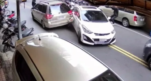 新北警埋伏抓詐騙車手 嫌犯駕車衝撞!巡佐私車衰被撞壞