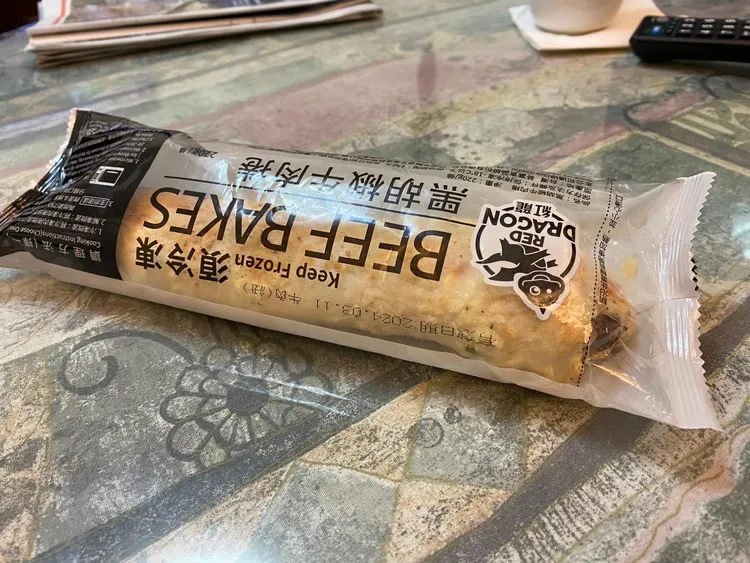 好市多會員買的冷凍牛肉捲，疑似遭人咬了一口。取自「Costco好市多 商品經驗老實說」粉專