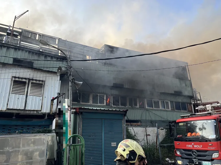 消防局表示，現場為南雅西路一段附近的2層鐵皮屋2樓起火。翻攝臉書「新北消防發爾麵」