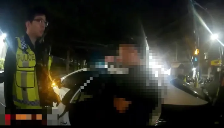 警方將李男帶回並解送歸案。翻攝畫面