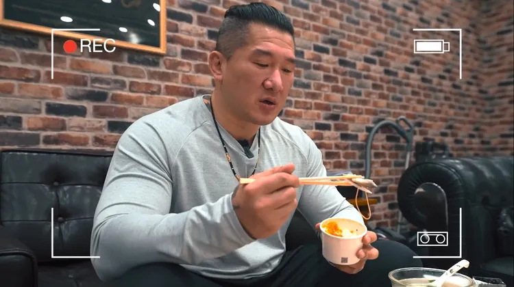 側拍畫面證實館長夾的是蘿蔔絲，只是蘸醬油後，顏色像橡皮筋。取自館長YT頻道