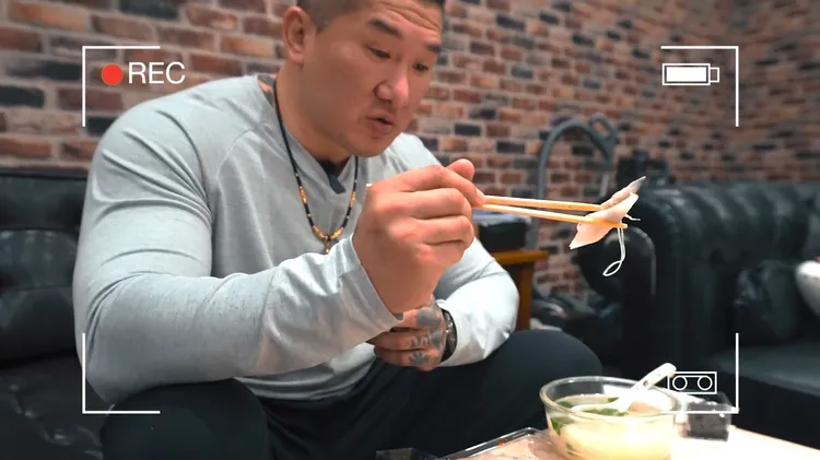 側拍畫面證實館長夾的是蘿蔔絲。取自館長YT頻道