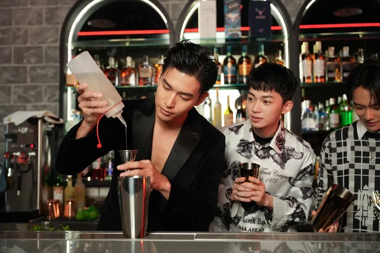 黃丞邦（左起）秀調酒功夫，陳玹宇和蕭鴻在旁觀摩。三立提供