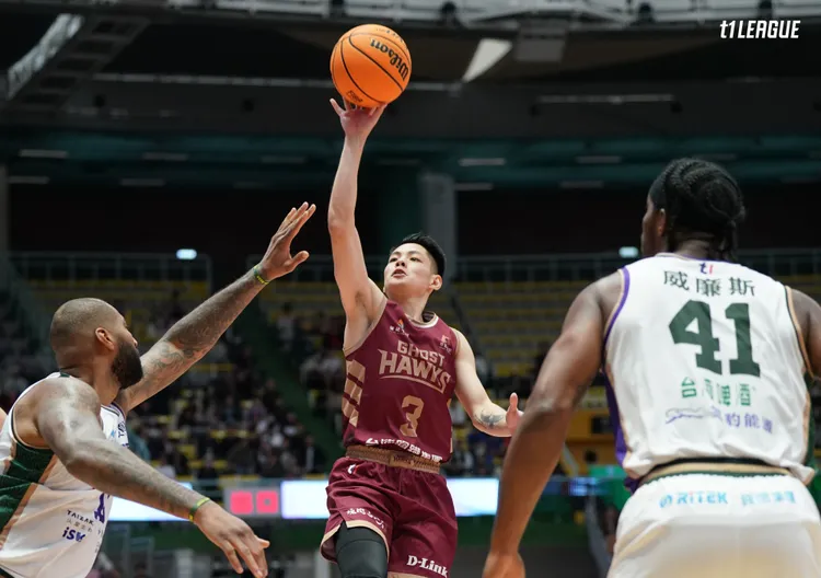 谷毛唯嘉(中)拋投。T1聯盟