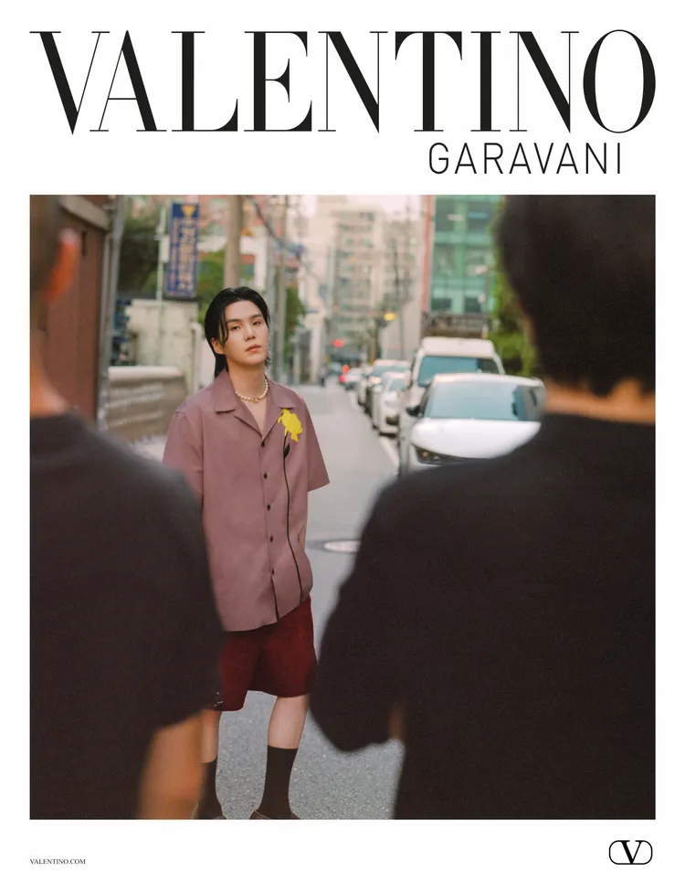 Suga以襯衫搭配短褲露出「百萬女團腿」。品牌提供