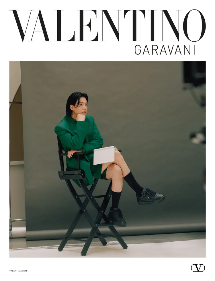 Suga穿著綠色套裝搭配Valentino Garavani One Stud運動鞋。品牌提供