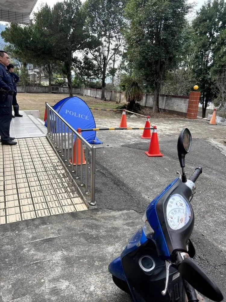 南投縣仁愛鄉8日發生2死凶殺命案，錢姓男子持刀對國小同學、同為錢姓的男子割喉，被害人負傷騎機車至當地派出所求救，卻因傷勢過重倒在門口死亡。民眾提供