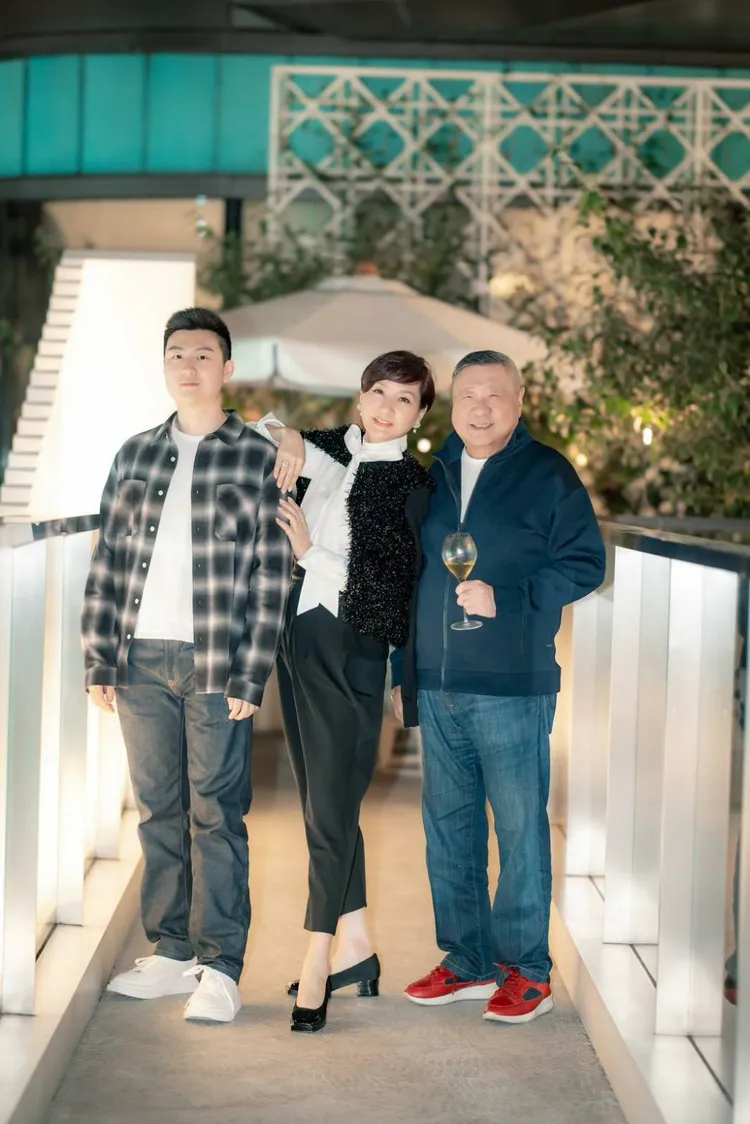 方芳芳（中）和獨子Jason、老公丹尼爾開心合照。方芳芳提供