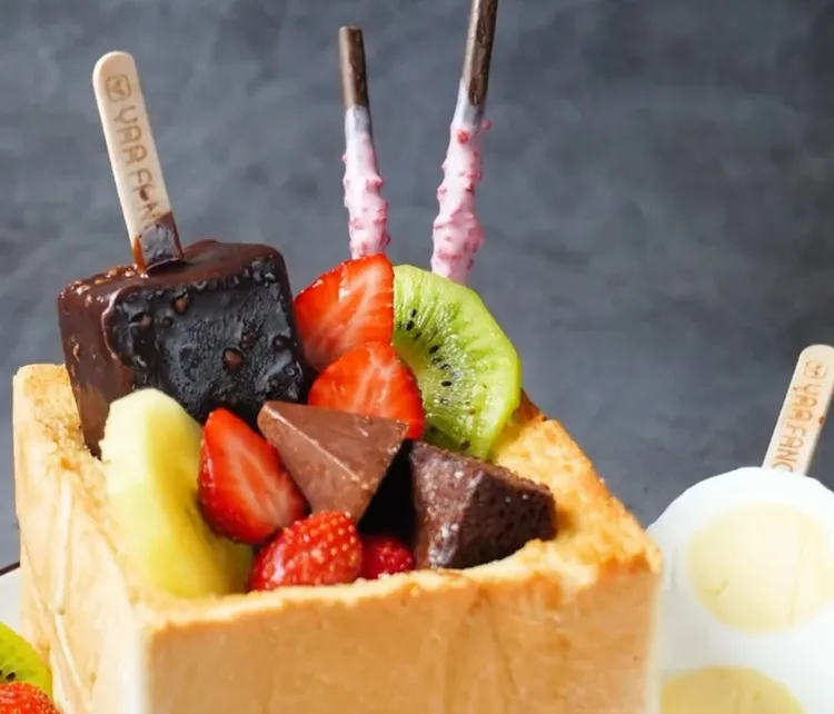 蜜糖吐司3人食材：未切片吐司250～300克、吐司丁50克、蜂蜜1大匙、奶油30克
（裝飾材料）草莓、奇異果、巧克力、
布朗尼、冰棒、巧克力棒。IG @woodywoody315 提供