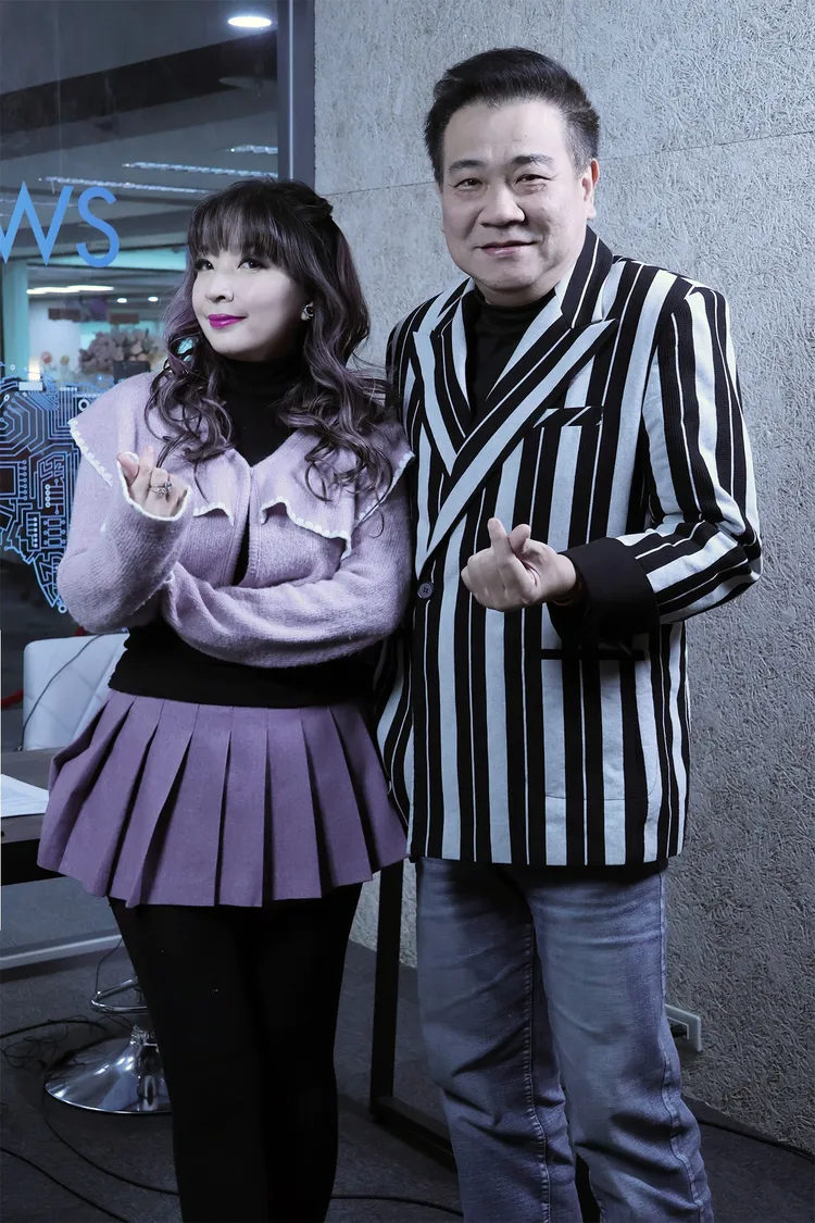 白雲（右）表示，直到現在，右腳跟左手都還是會麻麻的，左為王宜安。中天新聞提供