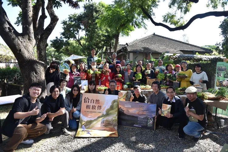 《佮自然相放伴》今日新書發表。屏東大學提供