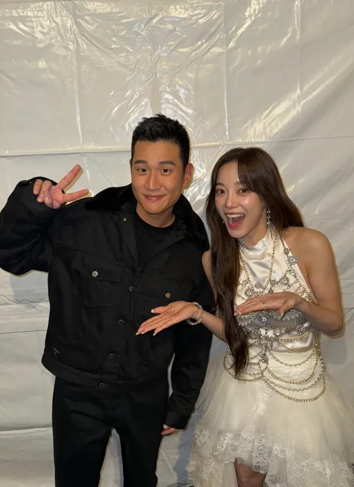 周興哲跨年《社內相親》成功 金世正一句話逗樂他洩私下互動