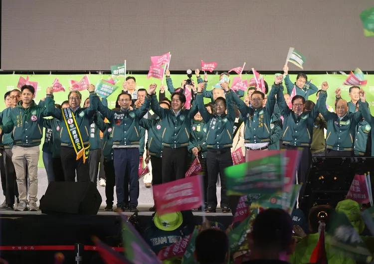 賴清德攜黨內提名的立委候選人向選民尋求支持。張沛森攝