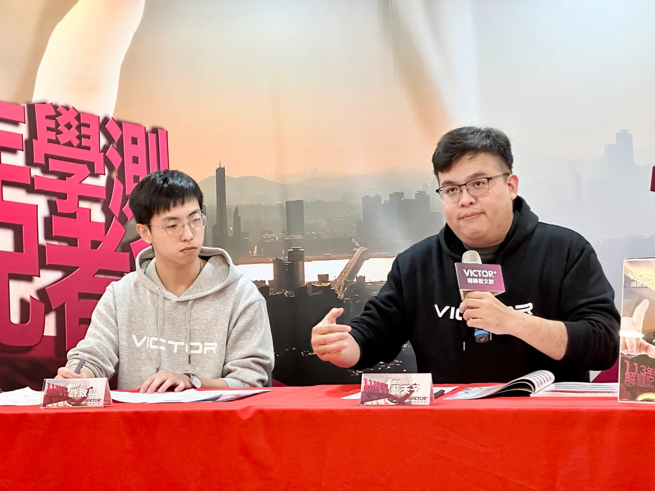 得勝者文教升學輔導專家藍天予(右)預估,台大、陽明醫學系需要59級分才有機會。王良博攝